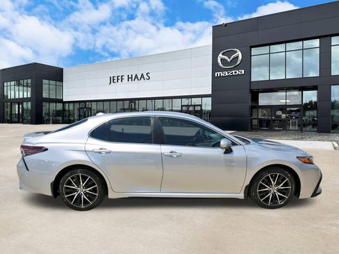 Used 2023 Toyota Camry SE image 5