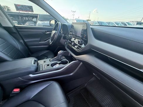 Used 2021 Toyota Highlander XLE FWD image 27