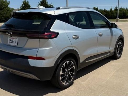 Used 2022 Chevrolet Bolt EUV Premier w/ Sun & Sound Package FWD image 7