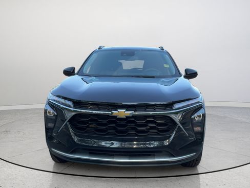 Used 2025 Chevrolet Trax LT FWD image 4