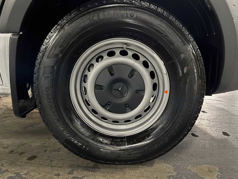 Used 2025 Mercedes-Benz Sprinter 2500 image 9