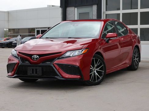 Used 2021 Toyota Camry SE w/ Cold Weather Package AWD/4WD image 3