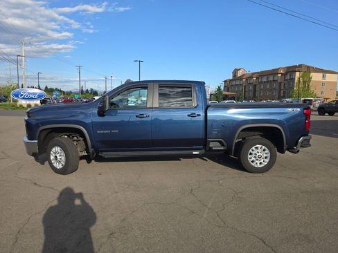 Used 2022 Chevrolet Silverado 2500 LT w/ Convenience Package AWD/4WD image 2