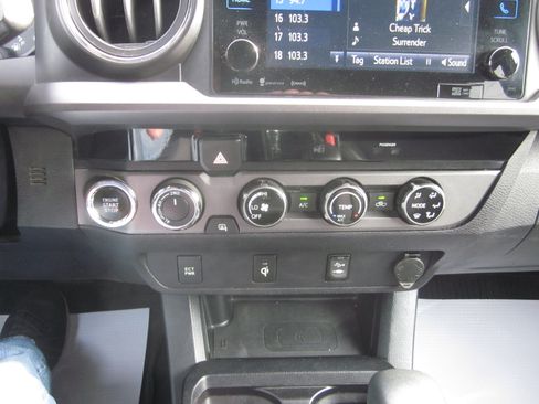 Used 2017 Toyota Tacoma TRD Sport w/ Tow Package (A/T) AWD/4WD image 17