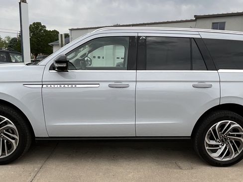 Used 2025 Lincoln Navigator Reserve AWD/4WD image 8