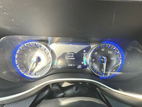 Used 2025 Chrysler Pacifica Select image 12
