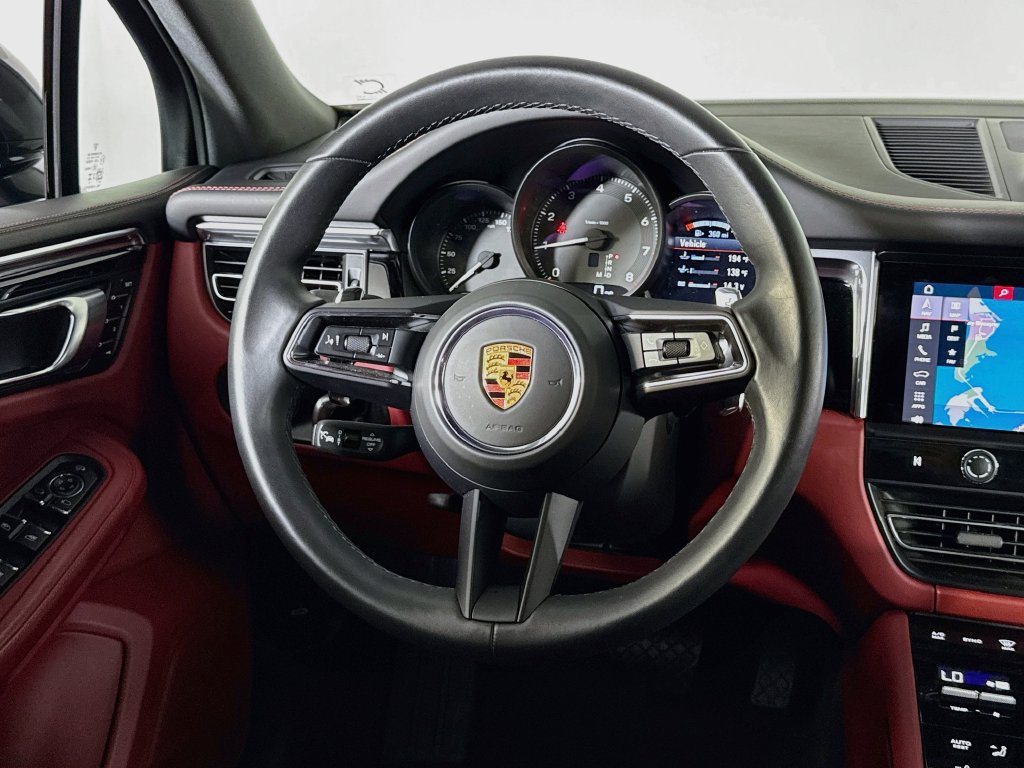 Certified 2025 Porsche Macan AWD/4WD image 12