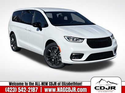New 2026 Chrysler Pacifica Select