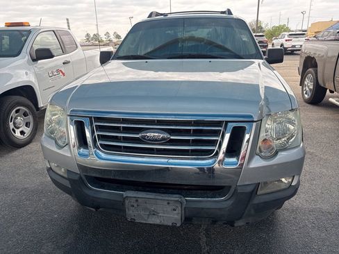 Used 2010 Ford Explorer Sport Trac XLT image 2