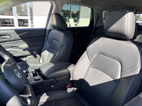 Used 2024 Nissan Pathfinder SL image 11