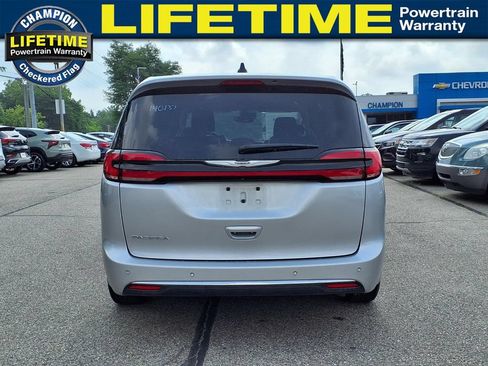 Used 2024 Chrysler Pacifica Touring-L FWD image 6