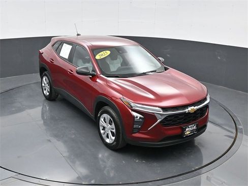 Used 2025 Chevrolet Trax LS image 1