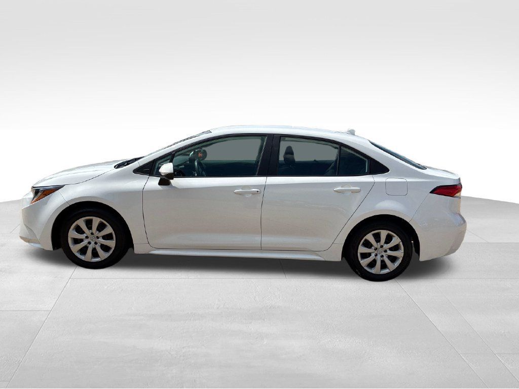 Used 2024 Toyota Corolla LE FWD image 2