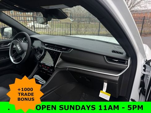 New 2025 Jeep Grand Cherokee Laredo image 12