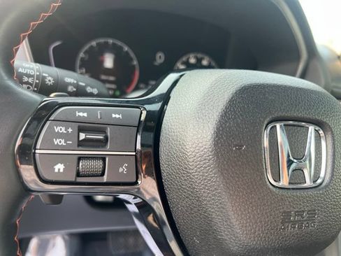 Used 2025 Honda Pilot TrailSport image 29