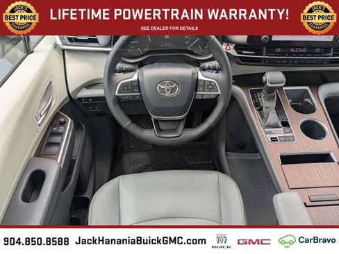 Used 2022 Toyota Sienna XLE FWD image 17