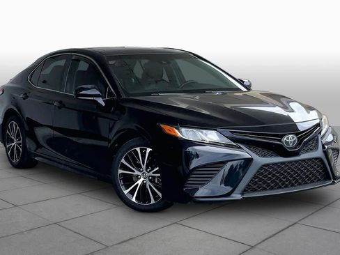 Used 2018 Toyota Camry SE w/ Moonroof Package FWD image 3