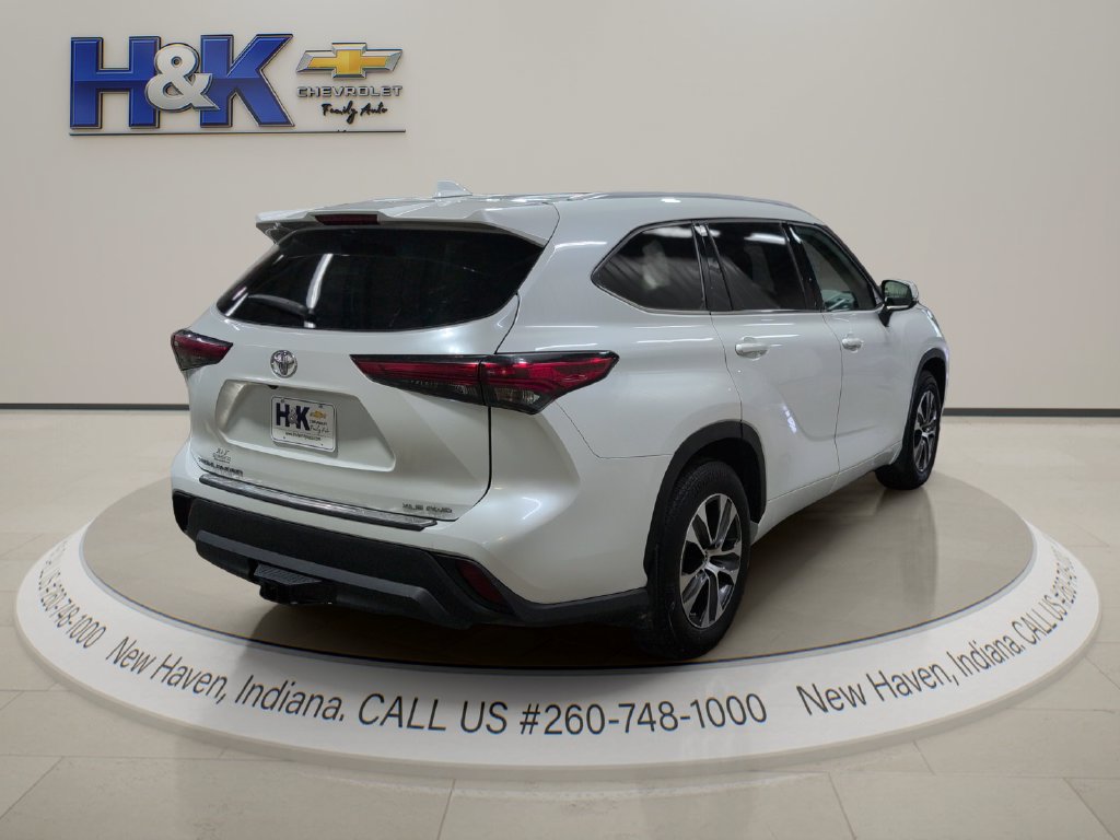 Used 2022 Toyota Highlander XLE AWD/4WD image 6