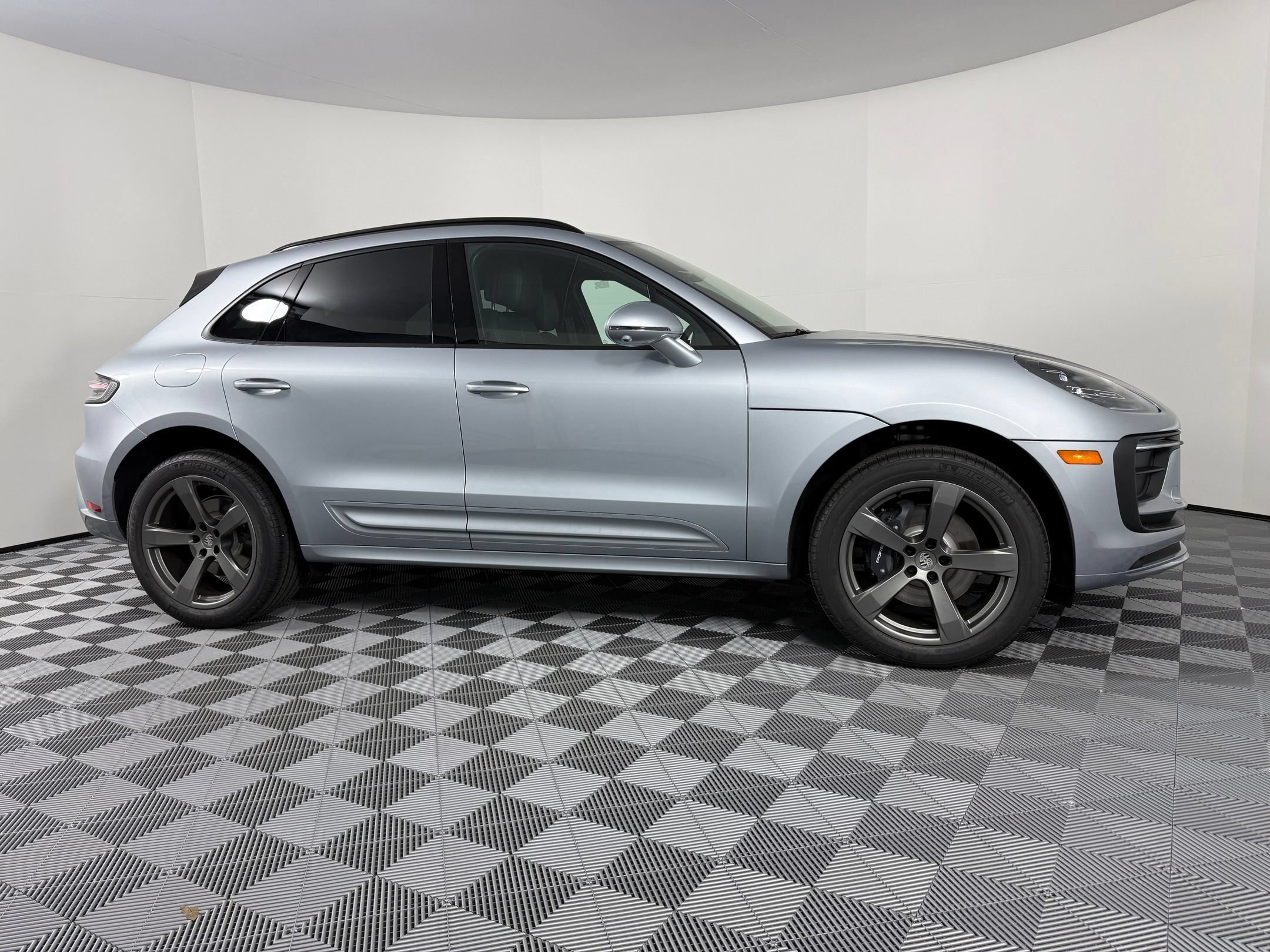 Certified 2026 Porsche Macan AWD/4WD image 8