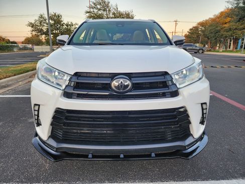 Used 2018 Toyota Highlander XLE image 2