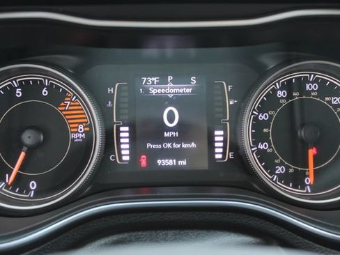 Used 2019 Jeep Cherokee Latitude Plus w/ Cold Weather Group AWD/4WD image 16