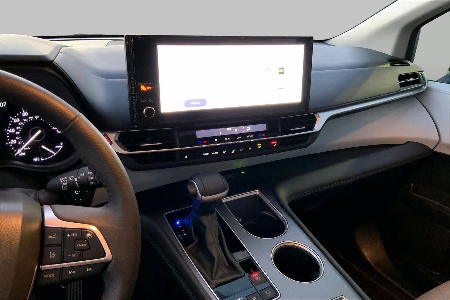 Used 2025 Toyota Sienna XLE FWD image 6