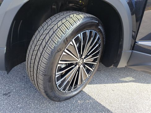 Used 2025 Volkswagen Taos SE w/ Panoramic Sunroof Package image 29