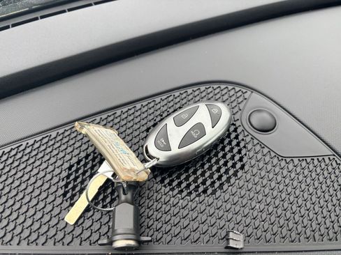 Used 2025 Hyundai Elantra Limited image 21