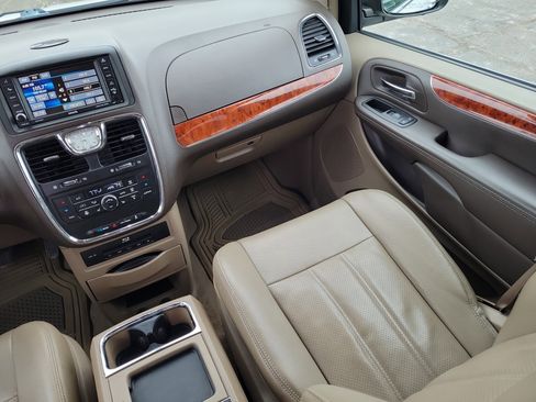 Used 2015 Chrysler Town & Country Touring-L w/ Driver Convenience Group image 13