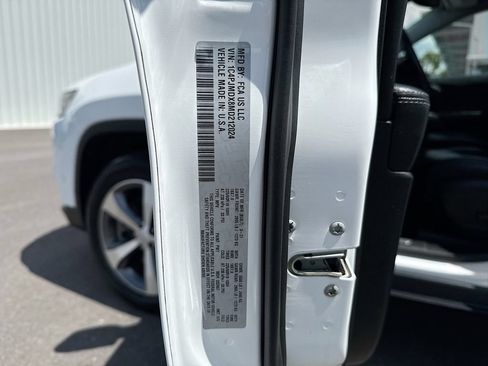Used 2021 Jeep Cherokee Limited w/ Mopar Interior Package AWD/4WD image 32