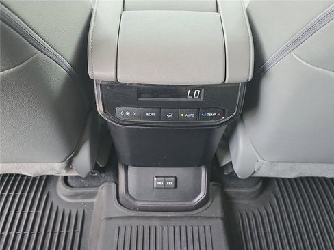 Used 2022 Toyota Highlander XLE FWD image 17