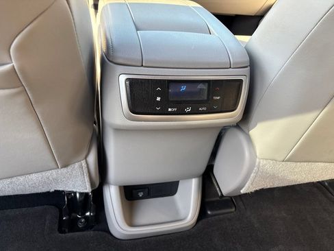 Used 2015 Toyota Highlander Limited FWD image 19