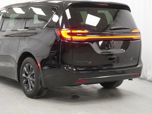 Certified 2024 Chrysler Pacifica Limited image 13