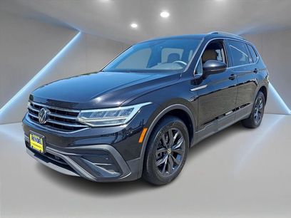 Used 2024 Volkswagen Tiguan SE w/ Panoramic Sunroof Package