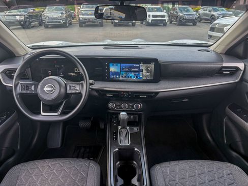 Used 2025 Nissan Kicks SV AWD/4WD image 2