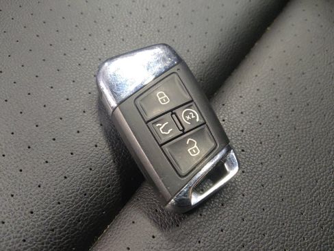 Used 2023 Volkswagen Atlas Cross Sport SE image 32