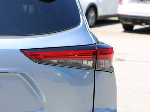 Used 2022 Toyota Highlander Limited FWD image 6