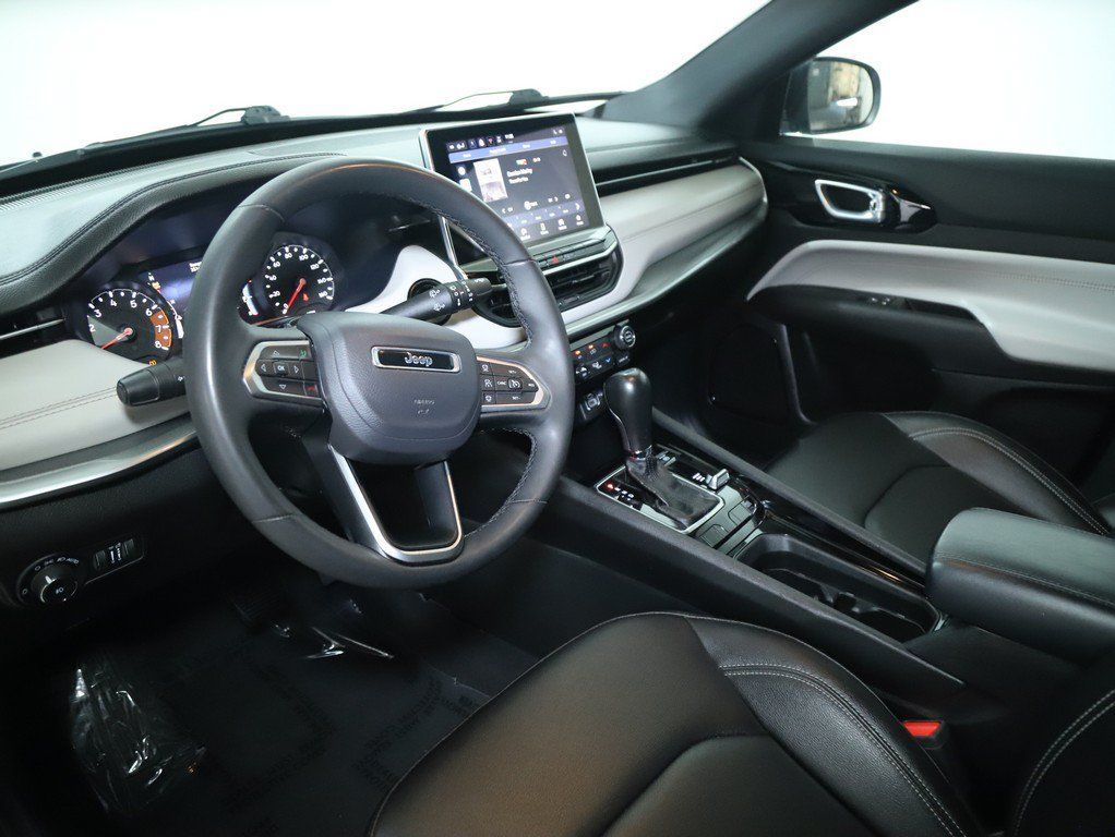 Used 2025 Jeep Compass Limited AWD/4WD image 19