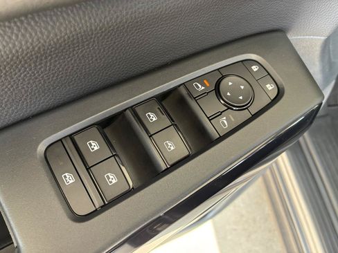Used 2024 Nissan Pathfinder SV FWD image 9