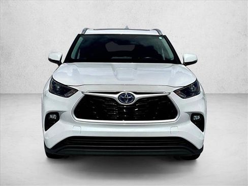 Used 2024 Toyota Highlander XLE FWD image 3