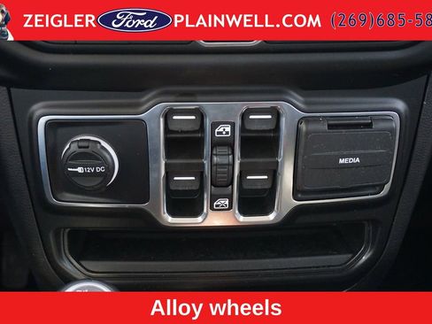 Used 2022 Jeep Wrangler Unlimited Sahara w/ Cold Weather Group AWD/4WD image 22