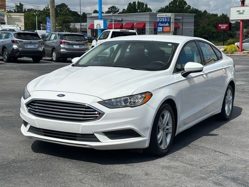 Used 2018 Ford Fusion SE FWD image 2