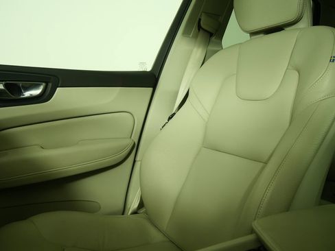 Used 2021 Volvo XC60 T5 Momentum image 24
