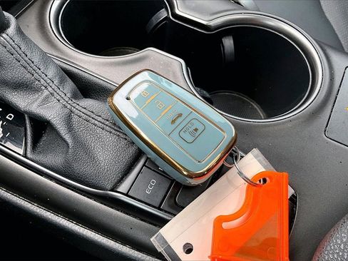 Used 2022 Toyota Camry XSE image 11