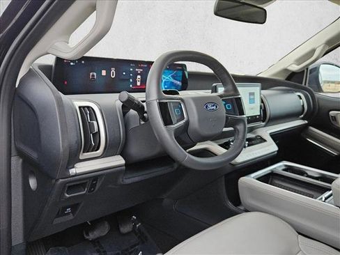 Used 2025 Ford Expedition Active RWD image 13
