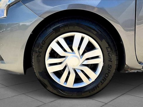 Used 2019 Nissan Versa SV image 9