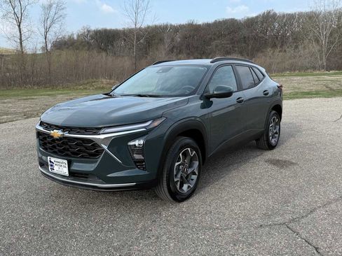 Used 2025 Chevrolet Trax LT w/ LT Convenience Package FWD image 1