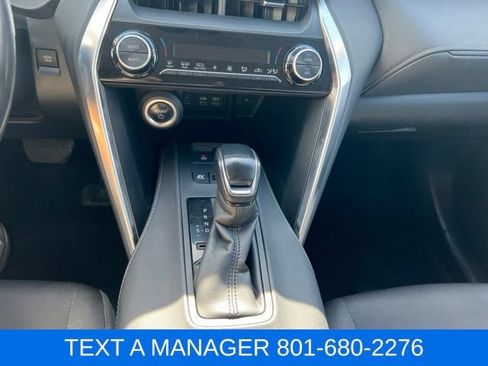 Used 2024 Toyota Venza LE AWD/4WD image 19