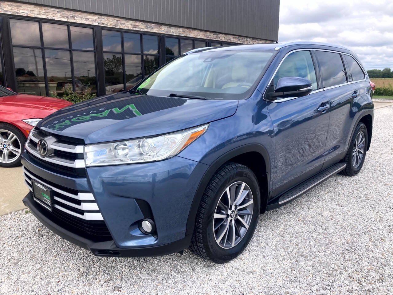 Used 2019 Toyota Highlander XLE FWD image 2