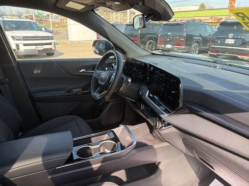 Used 2025 Chevrolet Equinox LT AWD/4WD image 13